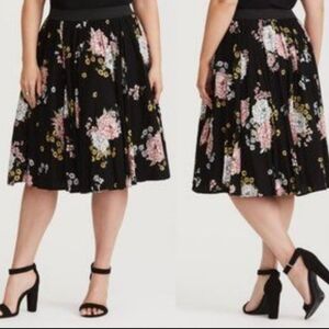 Torrid Women's Black Floral A-line Swing Skirt Size 0‎ - Large